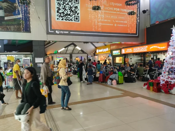 Dok. Antrian penumpang kereta api di Stasiun Bandung, Kota Bandung. Foto. Sandi Nugraha.