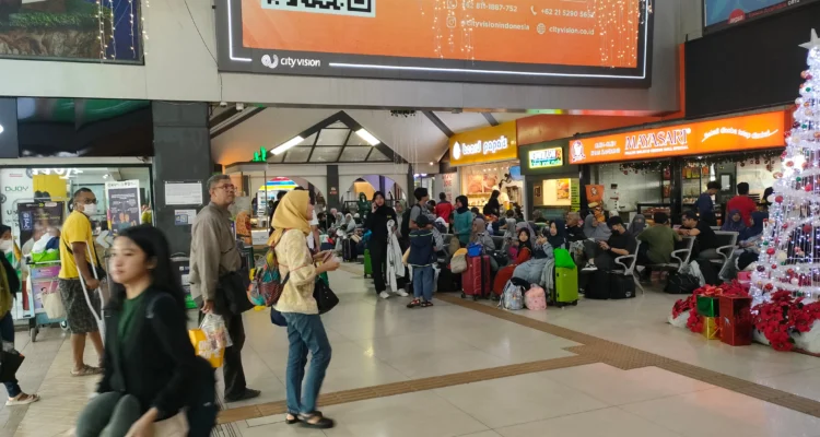 Dok. Antrian penumpang kereta api di Stasiun Bandung, Kota Bandung. Foto. Sandi Nugraha.