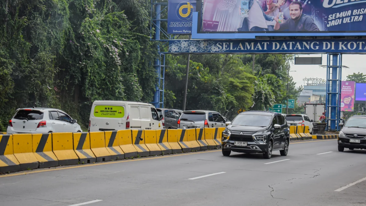 Sejumlah kendaraan melintas menuju pintu keluar Tol Pasteur, Kota Bandung, Sabtu (28/12). Foto: Dimas Rachmatsyah / Jabar Ekspres