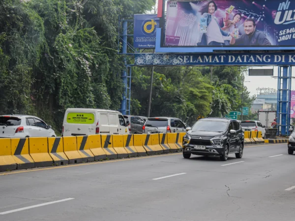 Sejumlah kendaraan melintas menuju pintu keluar Tol Pasteur, Kota Bandung, Sabtu (28/12). Foto: Dimas Rachmatsyah / Jabar Ekspres