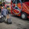 Calon penumpang bus berjalan menaiki bus di Terminal Cicaheum, Kota Bandung, Jawa Barat, Sabtu (28/12). Foto: Dimas Rachmatsyah / Jabar Ekspres