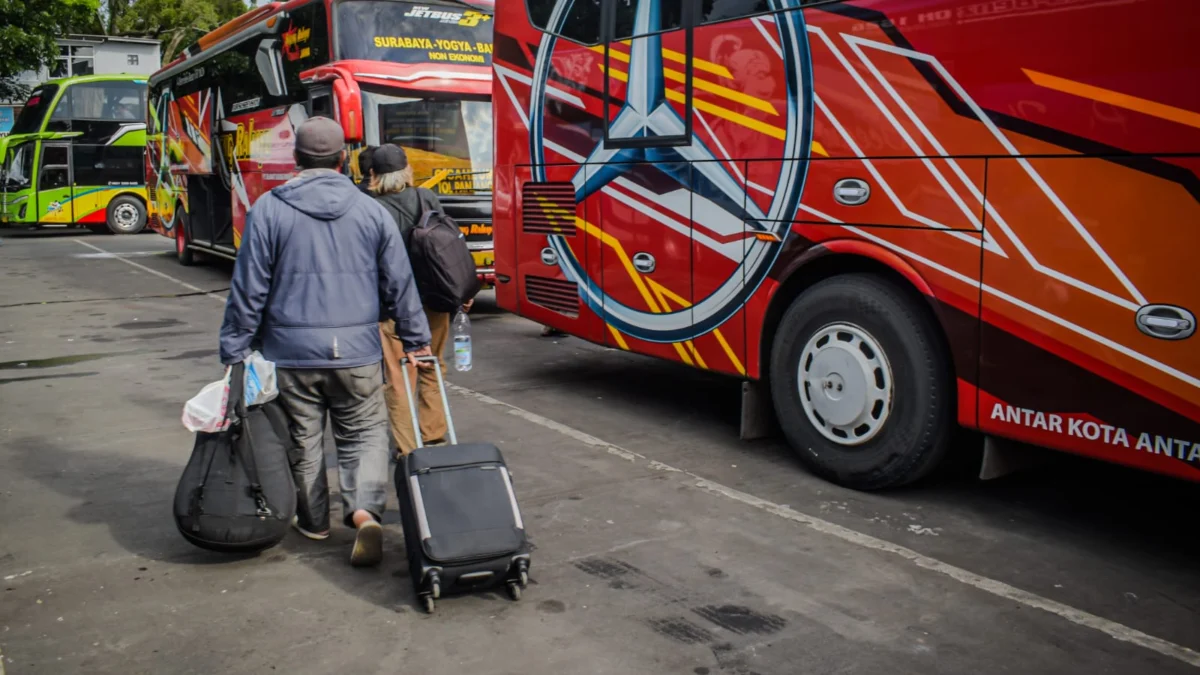 Calon penumpang bus berjalan menaiki bus di Terminal Cicaheum, Kota Bandung, Jawa Barat, Sabtu (28/12). Foto: Dimas Rachmatsyah / Jabar Ekspres