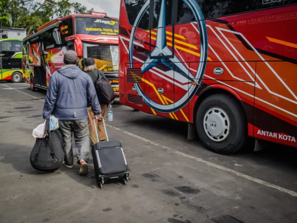 Calon penumpang bus berjalan menaiki bus di Terminal Cicaheum, Kota Bandung, Jawa Barat, Sabtu (28/12). Foto: Dimas Rachmatsyah / Jabar Ekspres