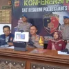 Dok. Kapolrestabes Bandung, Kombes Pol Budi Sartono (tengah) saat pengungkapan peristiwa tewasnya mahasiswi UPI di Gedung Gymnasium. Sabtu (28/12).