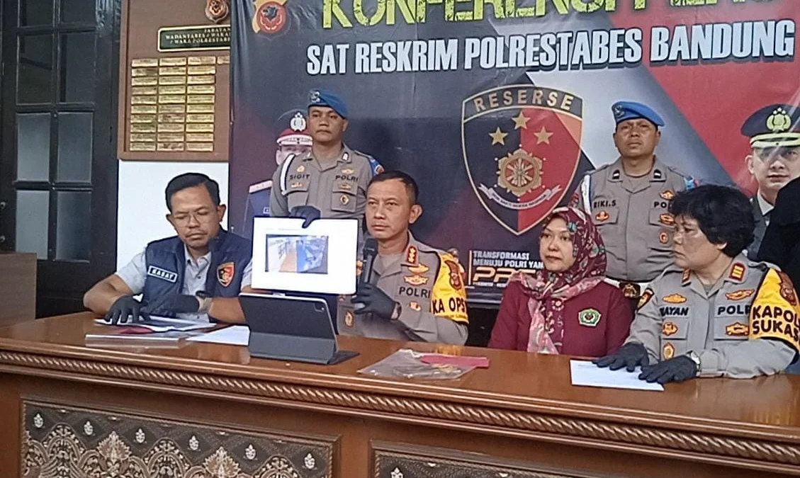 Dok. Kapolrestabes Bandung, Kombes Pol Budi Sartono (tengah) saat pengungkapan peristiwa tewasnya mahasiswi UPI di Gedung Gymnasium. Sabtu (28/12).