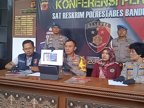 Dok. Kapolrestabes Bandung, Kombes Pol Budi Sartono (tengah) saat pengungkapan peristiwa tewasnya mahasiswi UPI di Gedung Gymnasium. Sabtu (28/12).