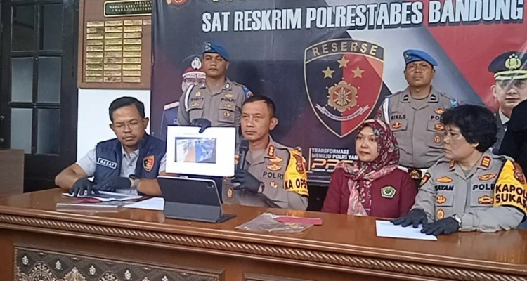 Dok. Kapolrestabes Bandung, Kombes Pol Budi Sartono (tengah) saat pengungkapan peristiwa tewasnya mahasiswi UPI di Gedung Gymnasium. Sabtu (28/12).