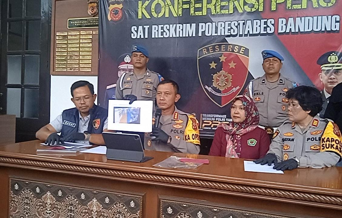 Dok. Kapolrestabes Bandung, Kombes Pol Budi Sartono (tengah) saat pengungkapan peristiwa tewasnya mahasiswi UPI di Gedung Gymnasium. Sabtu (28/12).