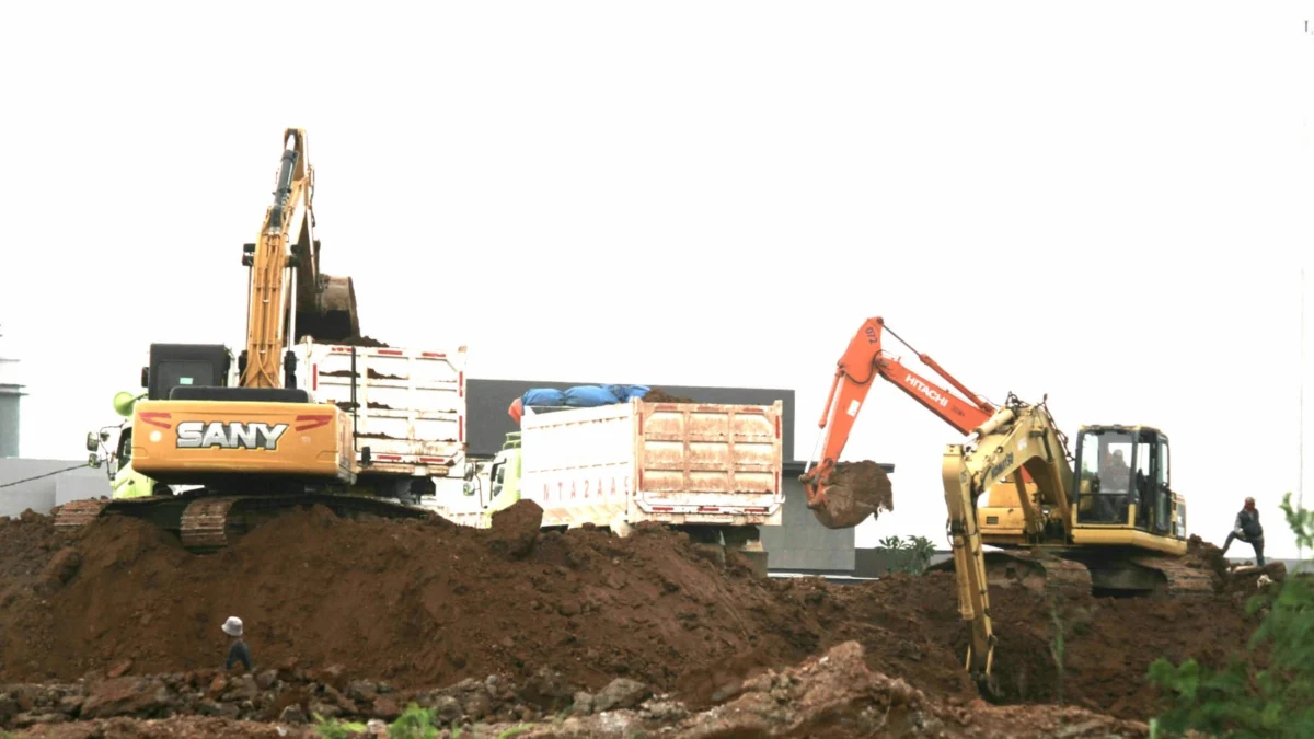 Sejumlah alat berat sedang beraktivitas di Kota Bandung. Alat Berat bakal jadi objek pajak baru di 2025. (Son / Jabar Ekspres)