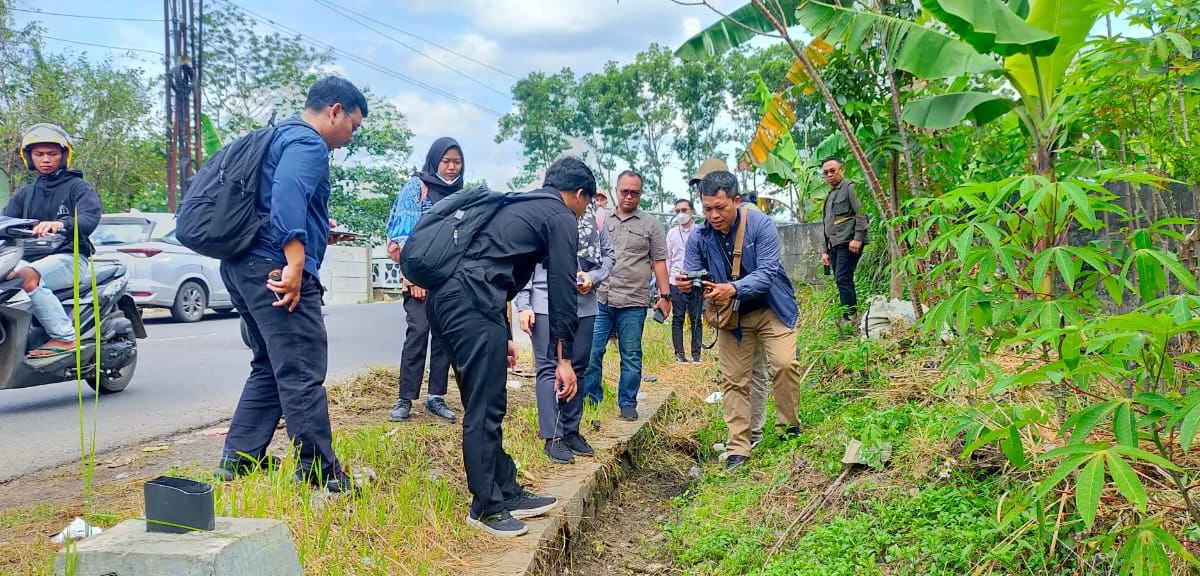 Petugas DLH Bandung Barat bersama perwakilan KLHK saat mengukur dampak pencemaran tumpahan cairan kaustik di Ruas Jalan Purwakarta-Padalarang. Senin (30/12). Dok Jabar Ekspres