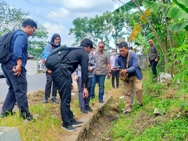 Petugas DLH Bandung Barat bersama perwakilan KLHK saat mengukur dampak pencemaran tumpahan cairan kaustik di Ruas Jalan Purwakarta-Padalarang. Senin (30/12). Dok Jabar Ekspres