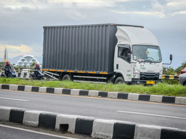 Ilustrasi: Truk pengangkut barang melintas di Jalan Soekarno Hatta, Kota Bandung, Senin (30/12). Foto: Dimas Rachmatsyah / Jabar Ekspres