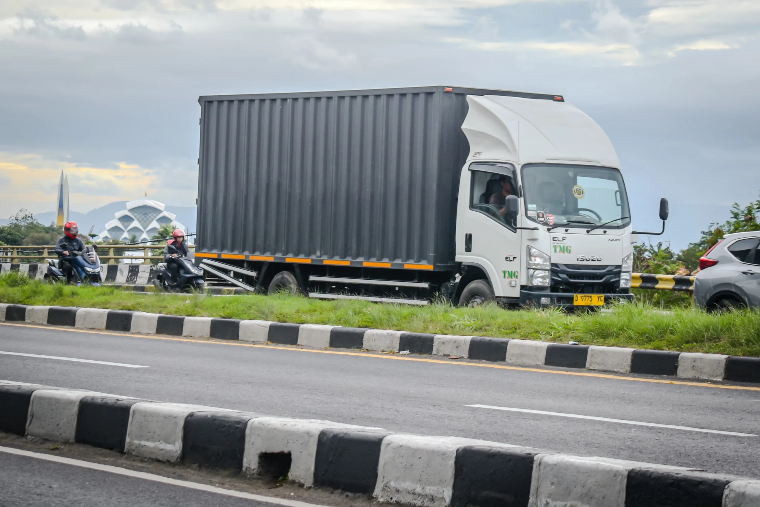 Ilustrasi: Truk pengangkut barang melintas di Jalan Soekarno Hatta, Kota Bandung, Senin (30/12). Foto: Dimas Rachmatsyah / Jabar Ekspres