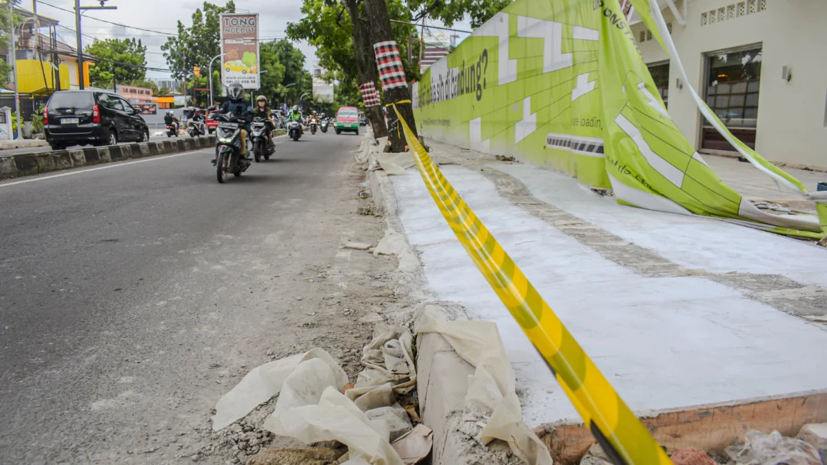 Ilustrasi: Kondisi terkini trotoar untuk pejalan kaki di Jalan Gatot Subroto, Kota Bandung, Senin (30/12). Foto: Dimas Rachmatsyah / Jabar Ekspres