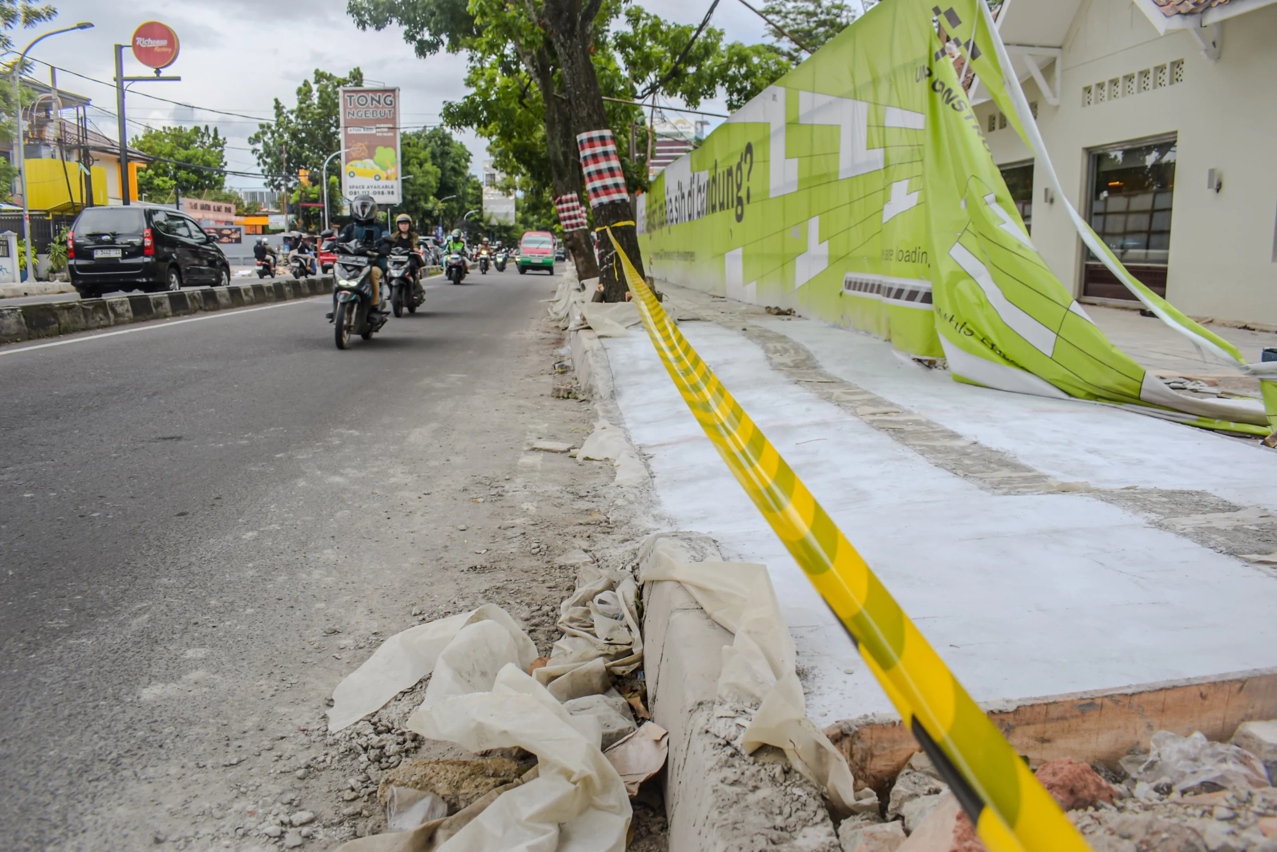 Ilustrasi: Kondisi terkini trotoar untuk pejalan kaki di Jalan Gatot Subroto, Kota Bandung, Senin (30/12). Foto: Dimas Rachmatsyah / Jabar Ekspres