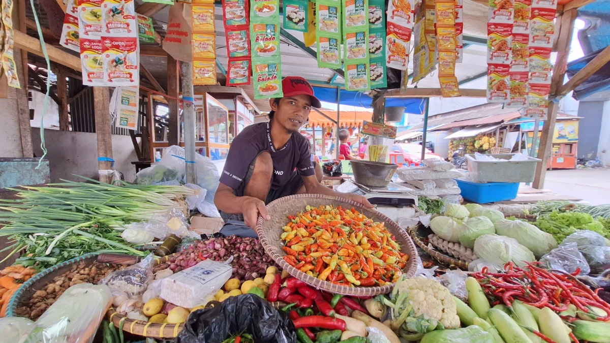 Pedagang sayuran di Pasar Baleendah. (Agi / Jabar Ekspres)