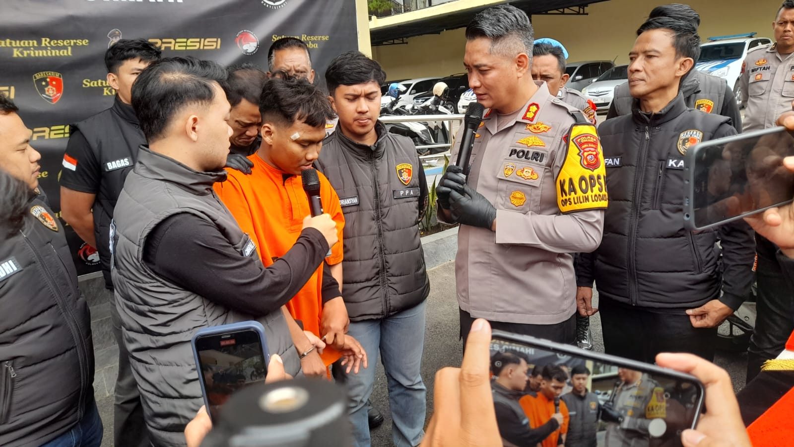 Muhammad Arifin Alahsan (26) Pelaku Tindak Pidana Pencabulan pada Siswi Pelajar Asal Cimahi saat Diamankan Polres Cimahi. (Mong / Jabar Ekspres)