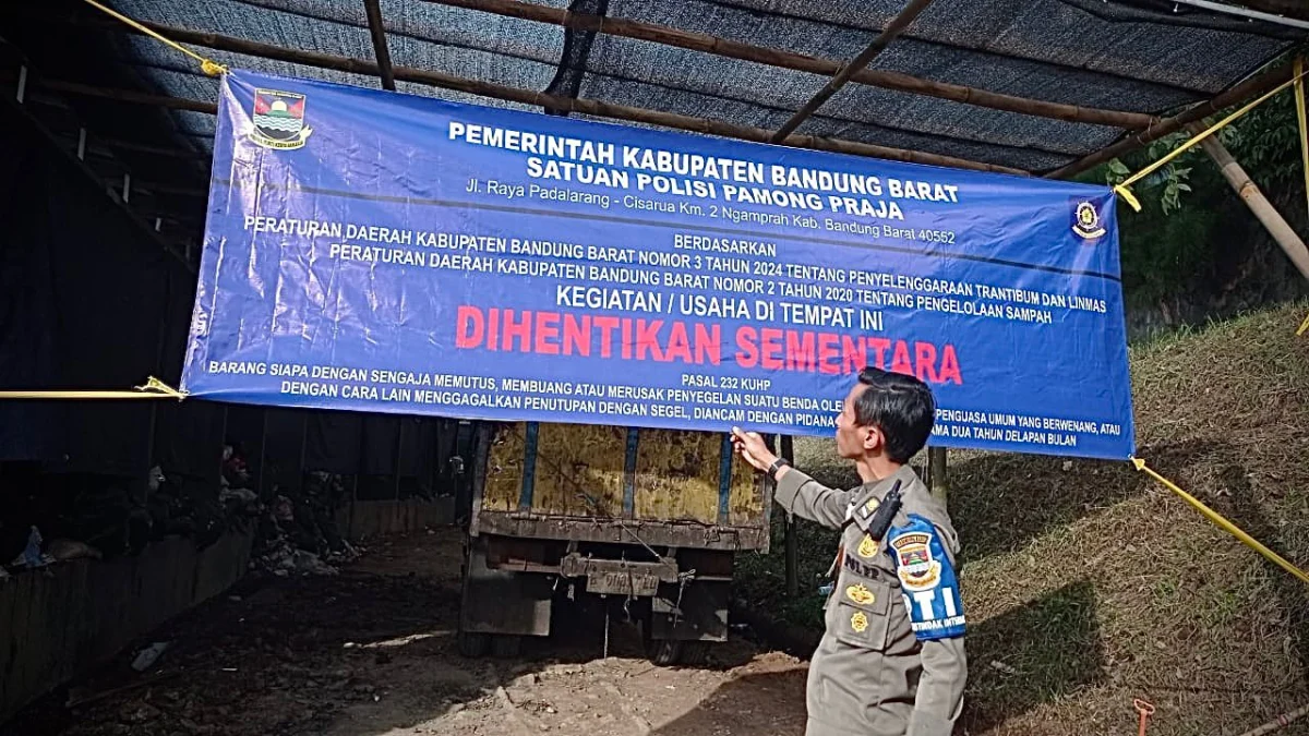 Petugas Satpol PP KBB saat menyegel TPS milik PT Tras Bumi Nusantara di Lembang. Dok Jabar Ekspres/wit