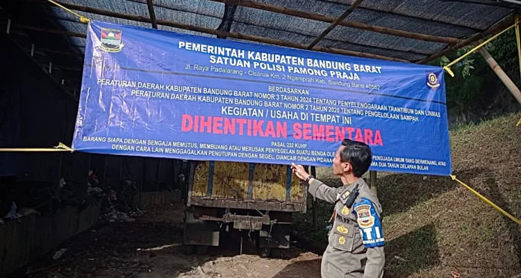 Petugas Satpol PP KBB saat menyegel TPS milik PT Tras Bumi Nusantara di Lembang. Dok Jabar Ekspres/wit