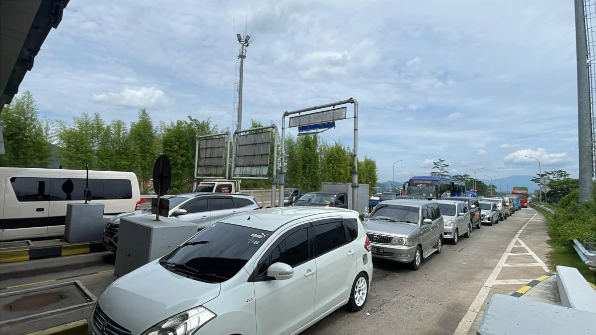 Kendaraan yang melintasi Exit Tol Soreang Pasir Koja. Foto Agi / Jabar Ekspres