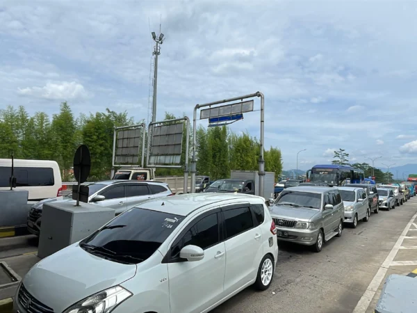 Kendaraan yang melintasi Exit Tol Soreang Pasir Koja. Foto Agi / Jabar Ekspres