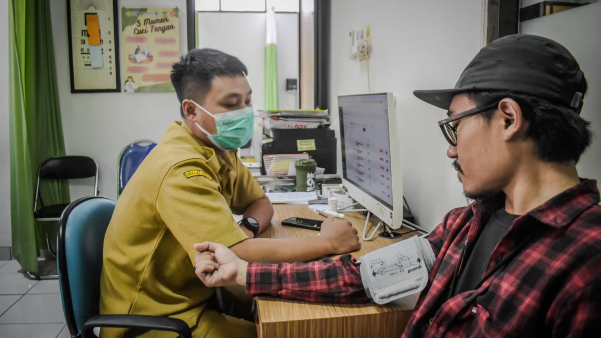 Ilustrasi: Pasien berobat menggunakan BPJS di Puskesmas Sukajadi, Kota Bandung, Selasa (31/12). Foto: Dimas Rachmatsyah/ Jabar Ekspres