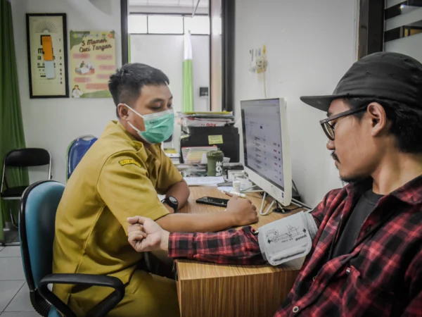 Ilustrasi: Pasien berobat menggunakan BPJS di Puskesmas Sukajadi, Kota Bandung, Selasa (31/12). Foto: Dimas Rachmatsyah/ Jabar Ekspres