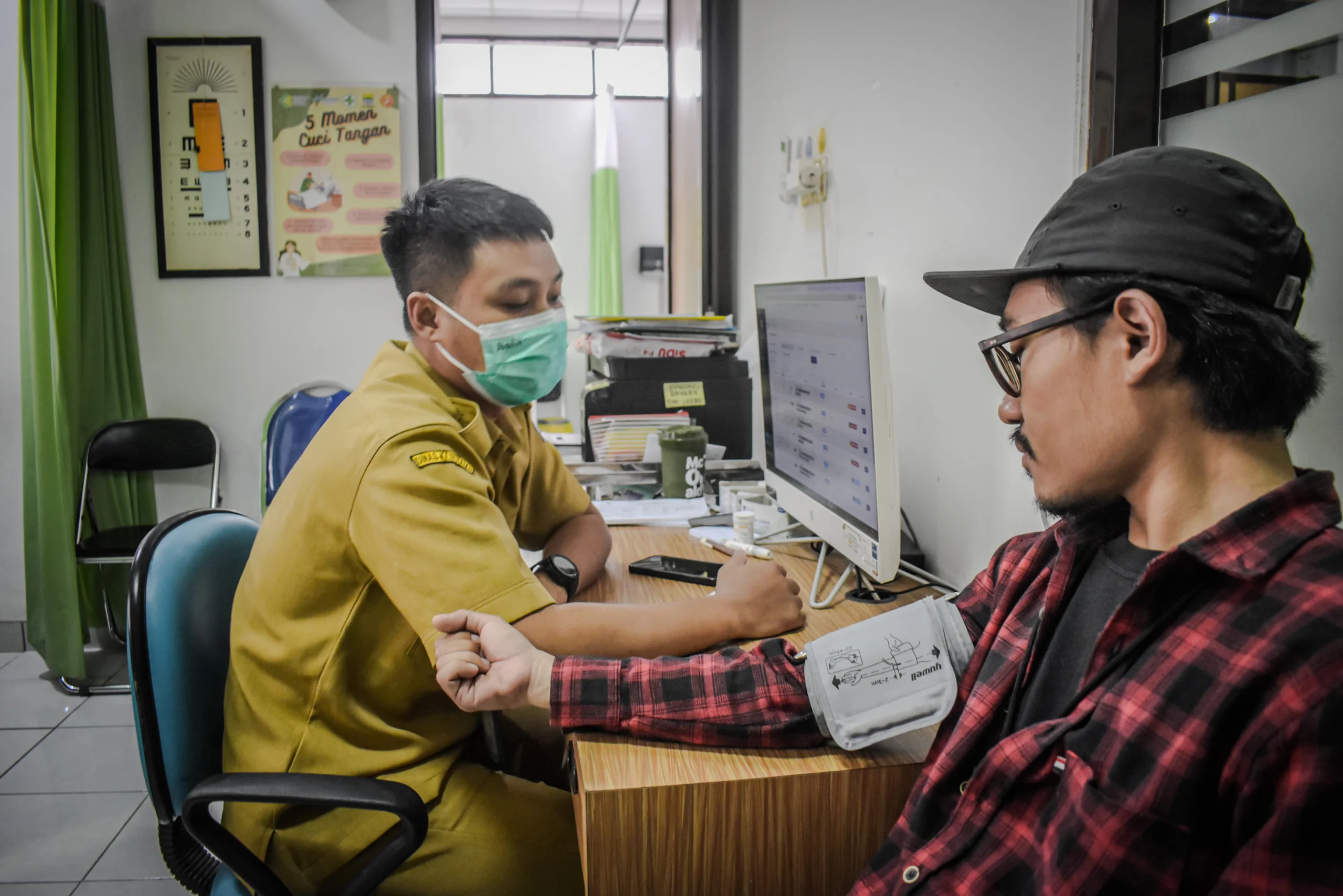 Ilustrasi: Pasien berobat menggunakan BPJS di Puskesmas Sukajadi, Kota Bandung, Selasa (31/12). Foto: Dimas Rachmatsyah/ Jabar Ekspres