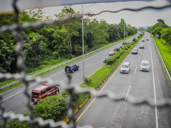 Ilustrasi: Situasi lalu lintas di Tol Pasteur, Kota Bandung, Selasa (31/12). Foto: Dimas Rachmatsyah / Jabar Ekspres.