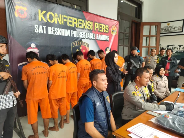 Dok. Ungkap kasus penculikan dan penyekapan, Polrestabes Bandung amankan 8 orang tersangka. Selasa (31/12). Foto. Sandi Nugraha.