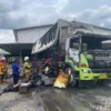 Kondisi truk boks yang terbakar hangus di area Gudang JNE, Jl Soekarno Hatta, Kota Bandung, pada Selasa (31/12).