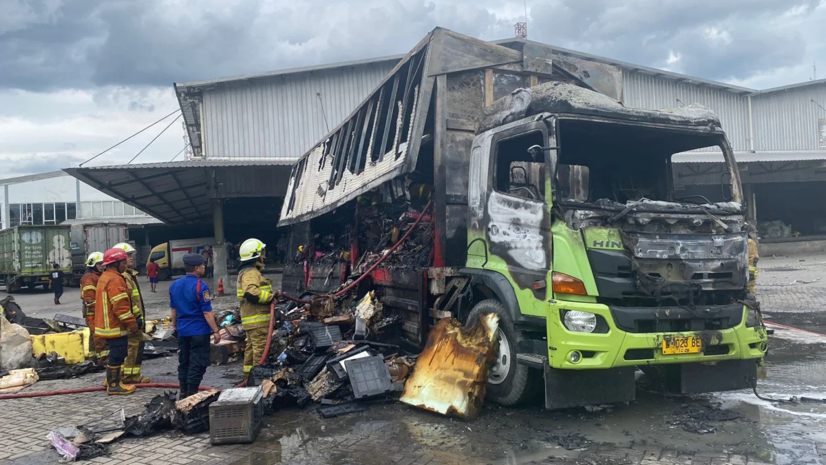 Kondisi truk boks yang terbakar hangus di area Gudang JNE, Jl Soekarno Hatta, Kota Bandung, pada Selasa (31/12).