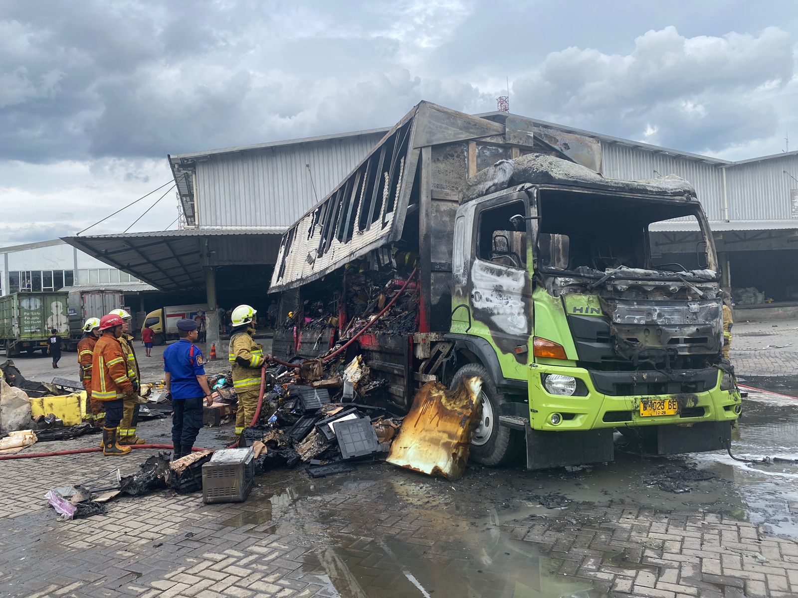 Kondisi truk boks yang terbakar hangus di area Gudang JNE, Jl Soekarno Hatta, Kota Bandung, pada Selasa (31/12).