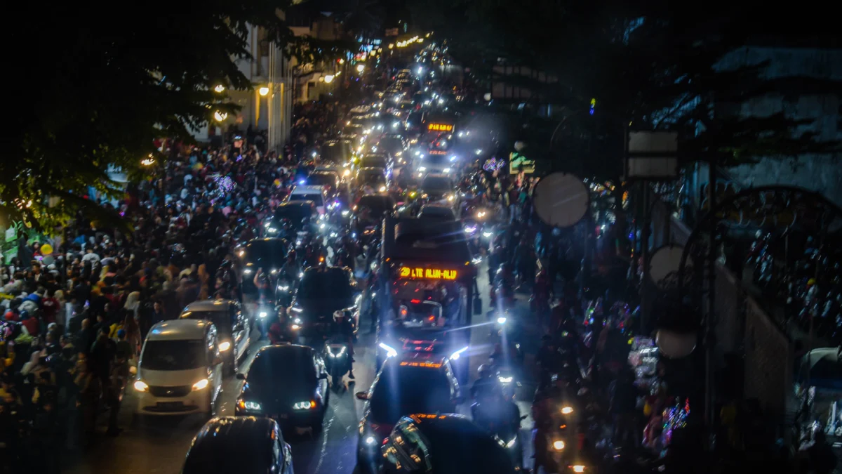 Keramaian pusat kota pada perayaan malam tahun baru di Kota Bandung, Selasa (31/12). Foto: Dimas Rachmatsyah / Jabar Ekspres