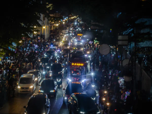 Keramaian pusat kota pada perayaan malam tahun baru di Kota Bandung, Selasa (31/12). Foto: Dimas Rachmatsyah / Jabar Ekspres