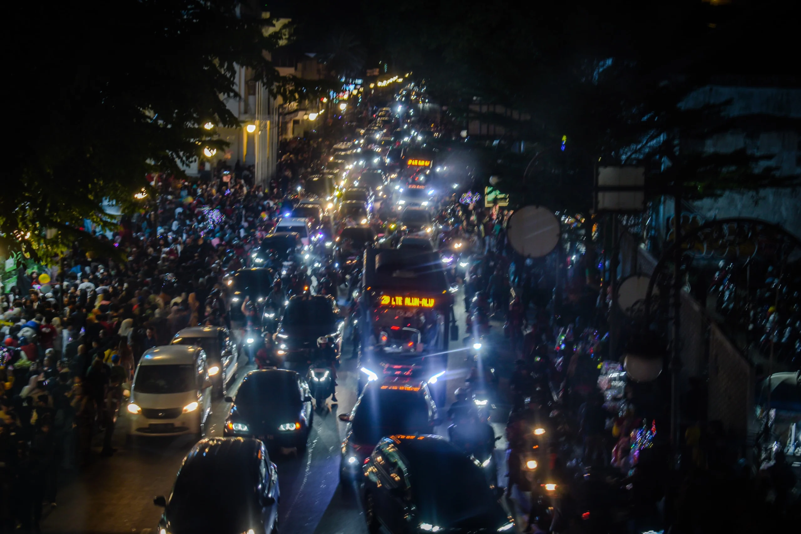 Keramaian pusat kota pada perayaan malam tahun baru di Kota Bandung, Selasa (31/12). Foto: Dimas Rachmatsyah / Jabar Ekspres