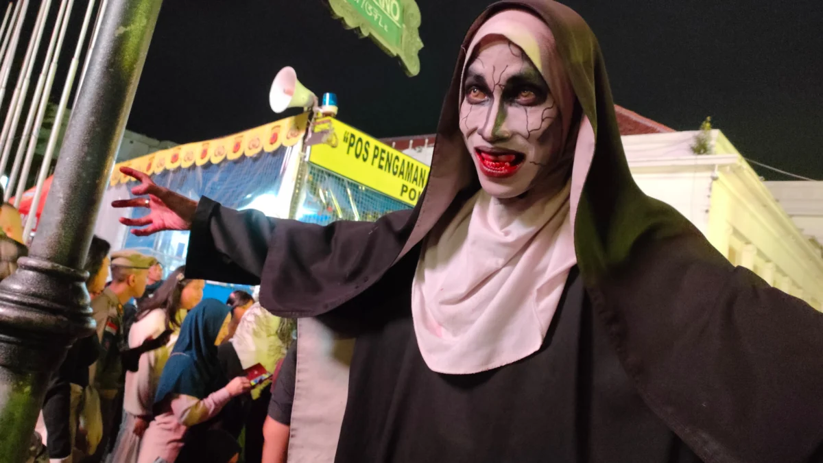 Dok. Muhammad Syarifuddin atau Stipen saat bercosplay jadi Valak di Jl Asia-Afrika Bandung. Selasa (31/12). Foto. Sandi Nugraha.