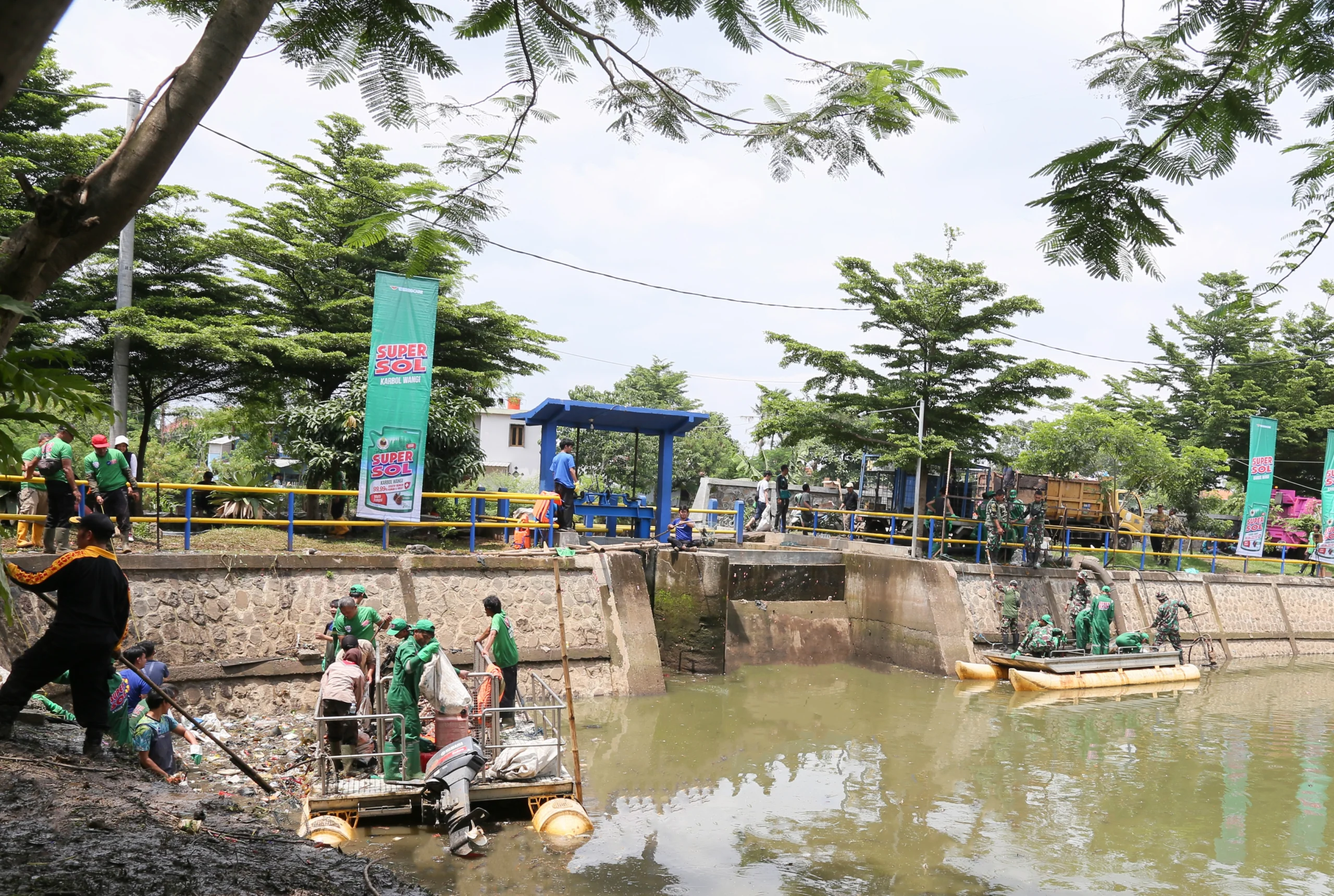 Wings Group menggelar kegiatan dalam program ‘’Supersol Gotong Royong Siaga Banjir’’ yang dilaksanakan di Oxbow Bojongsoang Sungai Citarum