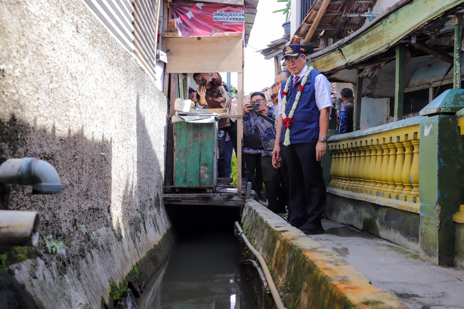 Pj Wali Kota Cimahi, Dicky Saromi saat Meninjau Sanitasi di RW 04 Kelurahan Baros, Cimahi Tengah (mong)