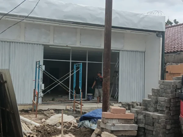 Sejumlah pekerja proyek saat beraktivitas di lokasi pembangunan minimarket di kawasan Pondok Rumput, Kelurahan Kebon Pedes, Kecamatan Tanah Sareal. (Yudha Prananda / Jabar Ekspres)