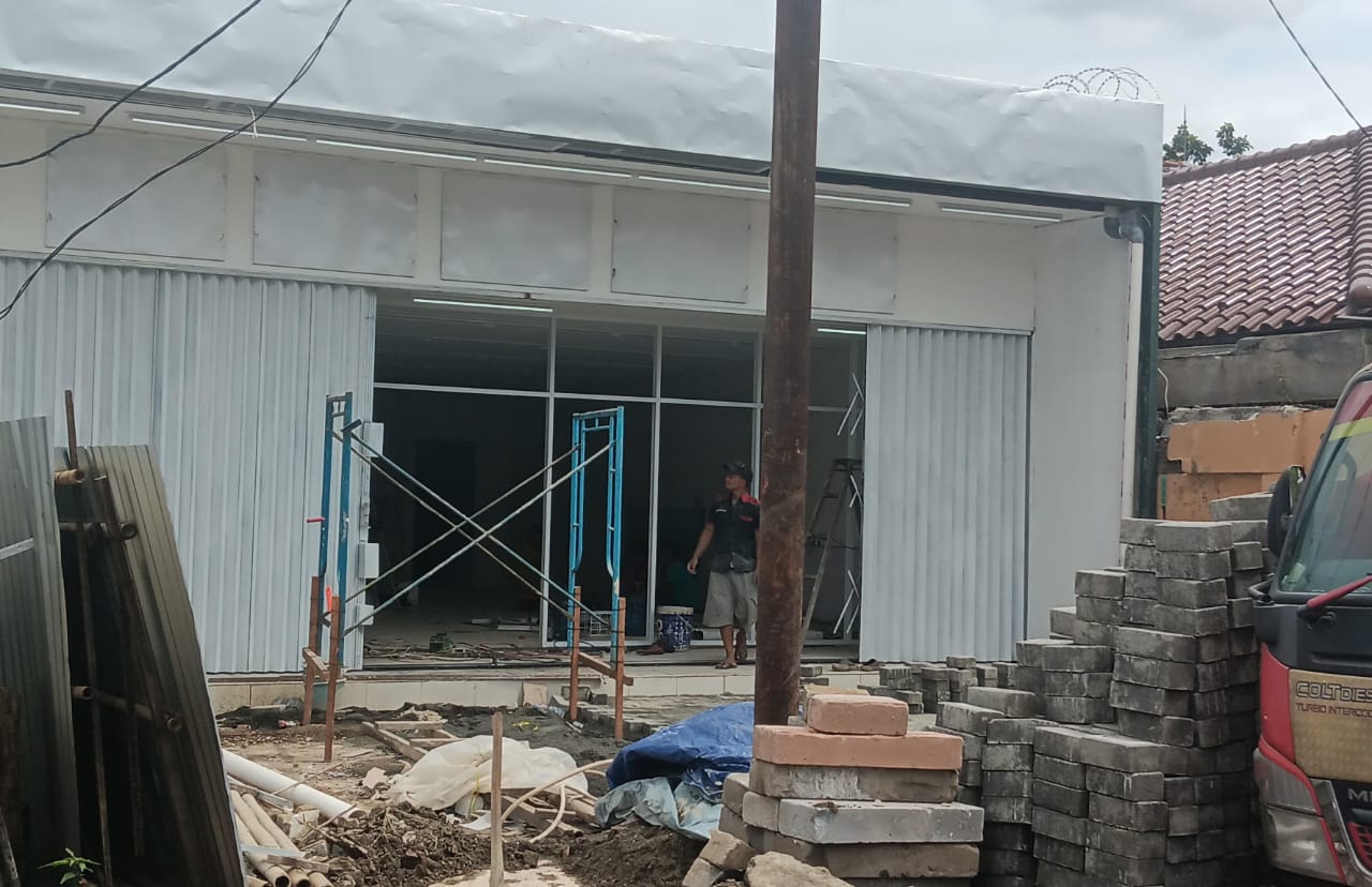 Sejumlah pekerja proyek saat beraktivitas di lokasi pembangunan minimarket di kawasan Pondok Rumput, Kelurahan Kebon Pedes, Kecamatan Tanah Sareal. (Yudha Prananda / Jabar Ekspres)