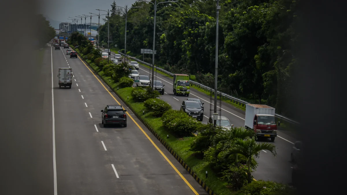 Antrean kendaraan mobil di gerbang keluar Tol Pasteur, Kota Bandung, Jum'at (27/12). Foto: Dimas Rachmatsyah / Jabar Ekspres