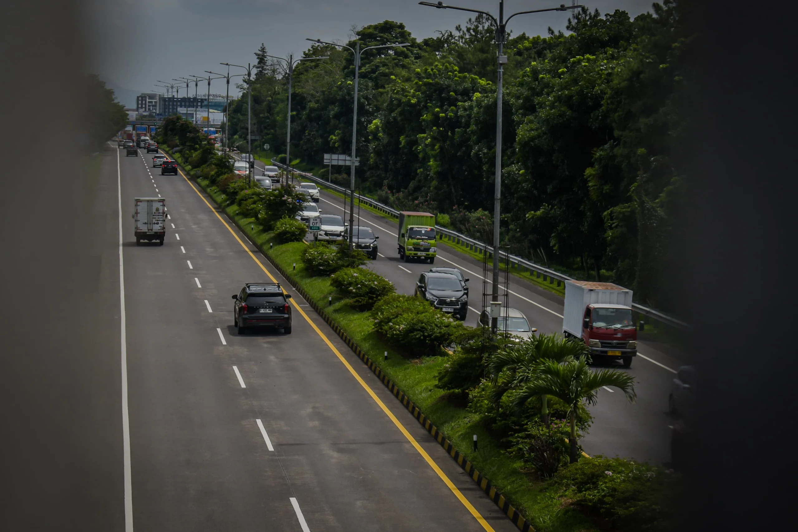 Antrean kendaraan mobil di gerbang keluar Tol Pasteur, Kota Bandung, Jum'at (27/12). Foto: Dimas Rachmatsyah / Jabar Ekspres