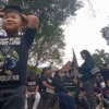 Ratusan warga Dago Elos yang tergabung dalam Forum Dago Melawan kembali menggelar aksi unjuk rasa di depan gedung Kejaksaan Tinggi (Kejati) Jawa Barat dan Pengadilan Negeri (PN) Bandung