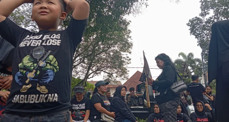 Ratusan warga Dago Elos yang tergabung dalam Forum Dago Melawan kembali menggelar aksi unjuk rasa di depan gedung Kejaksaan Tinggi (Kejati) Jawa Barat dan Pengadilan Negeri (PN) Bandung