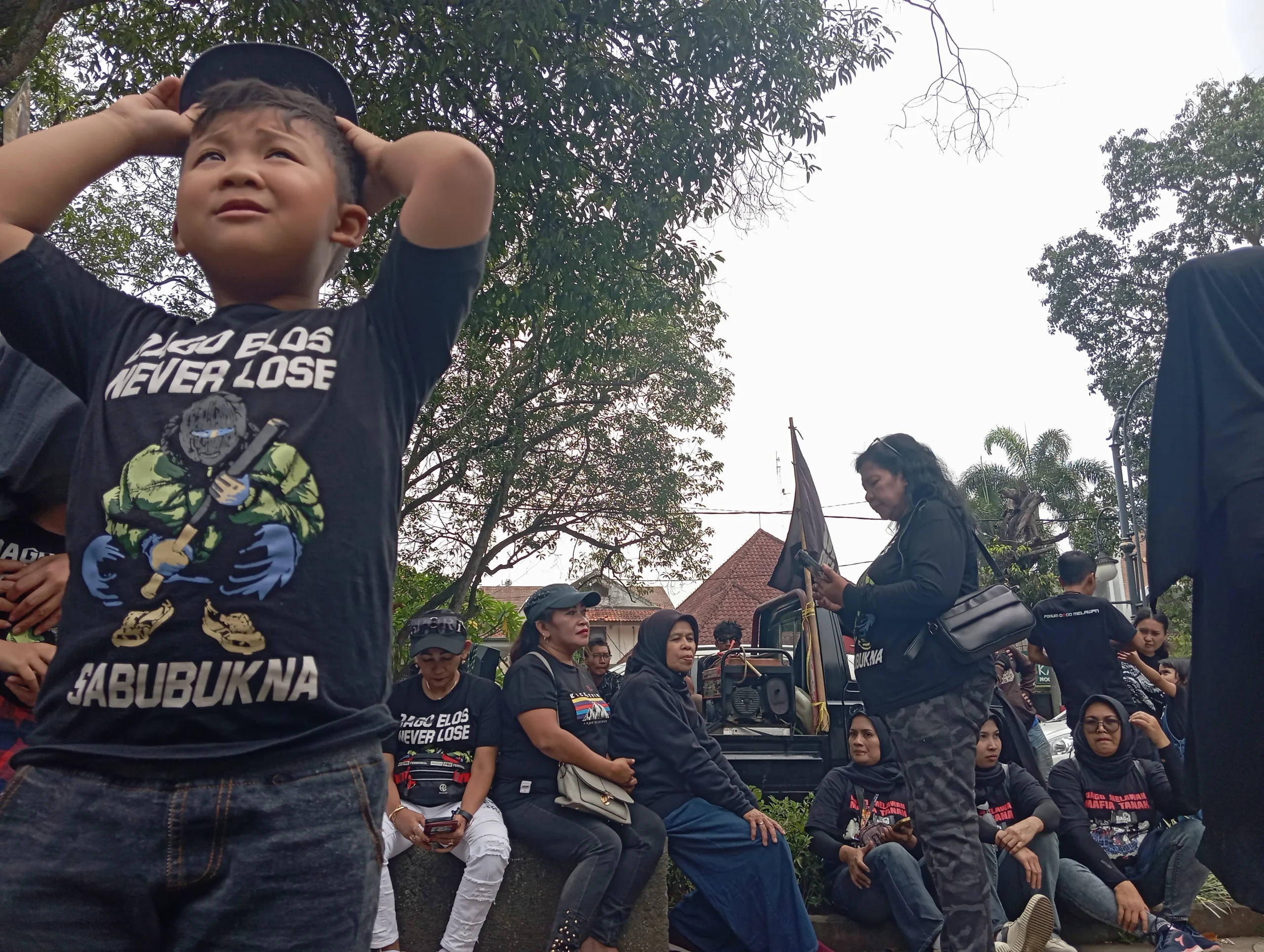 Ratusan warga Dago Elos yang tergabung dalam Forum Dago Melawan kembali menggelar aksi unjuk rasa di depan gedung Kejaksaan Tinggi (Kejati) Jawa Barat dan Pengadilan Negeri (PN) Bandung