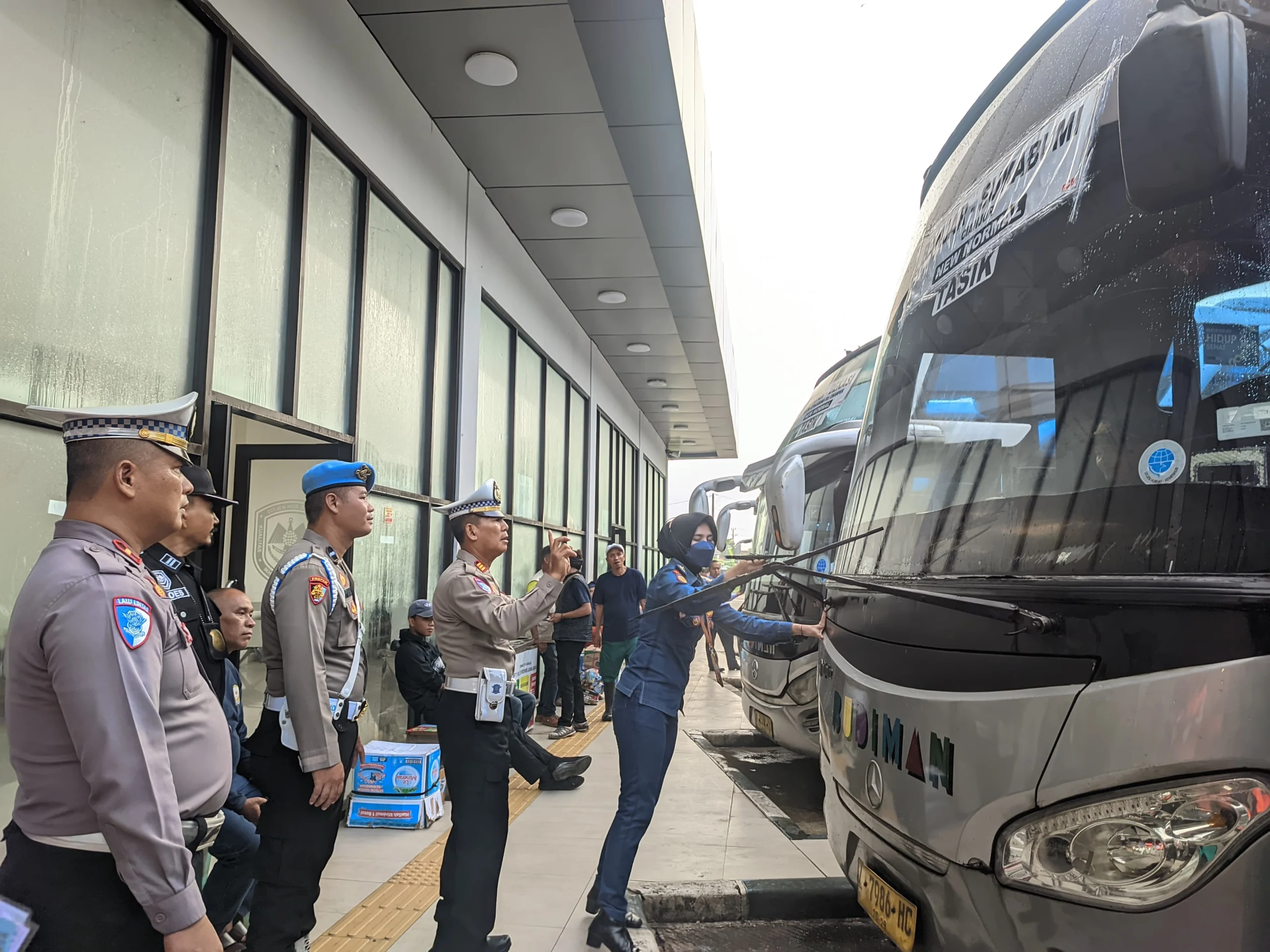 Satlantas Polres Banjar bersama Dinas Perhubungan memeriksa bus penumpang di Terminal Tipe A Kota Banjar, Rabu 18 Desember 2024. (Cecep Herdi/Jabar Ekspres)