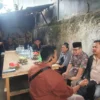 Anggota DPRD Kota Bogor, Sugeng Teguh Santoso (Peci Hitam) dan Atty Somaddikarya saat berdialog dengan sejumlah pedagang terdampak pembongkaran di kawasa Jalan Merdeka. (Yudha Prananda / Jabar Ekspres)