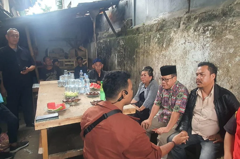 Anggota DPRD Kota Bogor, Sugeng Teguh Santoso (Peci Hitam) dan Atty Somaddikarya saat berdialog dengan sejumlah pedagang terdampak pembongkaran di kawasa Jalan Merdeka. (Yudha Prananda / Jabar Ekspres)