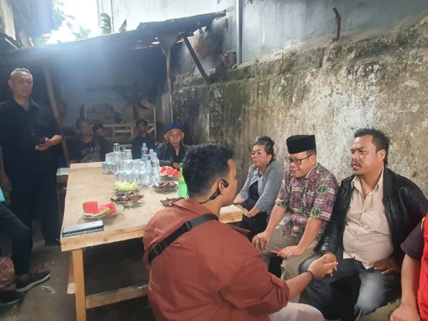 Anggota DPRD Kota Bogor, Sugeng Teguh Santoso (Peci Hitam) dan Atty Somaddikarya saat berdialog dengan sejumlah pedagang terdampak pembongkaran di kawasa Jalan Merdeka. (Yudha Prananda / Jabar Ekspres)